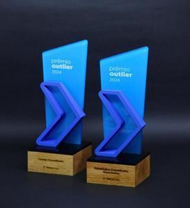 Trophée personnalisé Artfulcosmos en acrylique bleu avec base en bois pour les réalisations exceptionnelles - Product Image 3