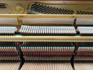 Piano Vertical Yamaha U1G Usado, Color Negro, Piano Acústico Japonés de Segunda Mano para Músicos Profesionales, Suministro de Fábrica - Product Image 4