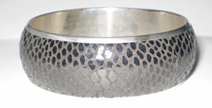 Brazalete de Cobre con Textura de Escamas Negras de Lujo para Mujer, Brazalete Moderno con Diseño Animal, Elegante Tono Plateado Metálico - Product Image 3