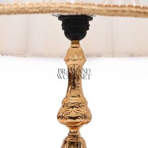 Lámpara de mesa decorativa de latón antiguo con base ornamentada grabados detallados y pantalla de tela elegante para interiores de lujo - Product Image 4