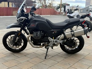 Motocicleta SUPER PREMIUM Moto V85 TT Adventure Touring Negra, Doble Propósito, con Escape Plateado y Parabrisas - Product Image 1