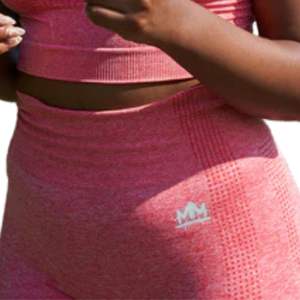 ชุดออกกำลังกายผู้หญิงแบบไร้รอยต่อสองชิ้น เสื้อครอปแขนสั้นและกางเกงขาสั้นเอวสูง ชุดฟิตเนสยืดหยุ่น - Product Image 6