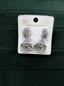 Boucles d'oreilles pendantes Jhumka en diamant américain plaqué or ethnique pour filles, occasions de mariage, avec zircon, alliage comme matériau principal - Product Image 3