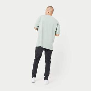 Camiseta clásica de gran tamaño con hombros caídos en verde polvo: Jersey de algodón 100%, peso medio, cuello acanalado, manga corta con logotipo personalizado - Product Image 4