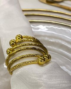 Anneau de serviette en aluminium au design unique pour une table de salle à manger distinctive – Marque privée - Product Image 2