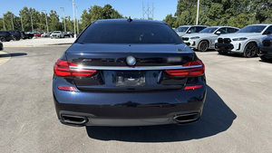 Vehículo de Alto Rendimiento Estilo Serie 7, Sedán Ejecutivo de Lujo Usado, 2024 - Product Image 2