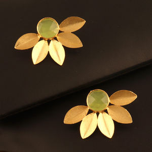 Pendientes de botón florales chapados en oro hechos a mano Pendientes inspirados en la naturaleza de Calcedonia verde - Product Image 3