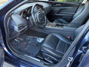 JAGUAR XE 35T PRESTIGE SEDAN AWD 2017 Usado en Excelentes Condiciones - Product Image 2