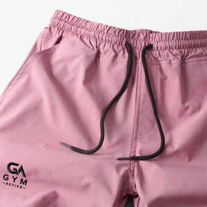 กางเกงขาสั้นผู้ชาย GYM ACTIVE ผ้าเนื้อนุ่มระบายอากาศได้ดี สีพื้น เอวกลาง มีกระเป๋า สไตล์วินเทจ แฟชั่นทันสมัย เหมาะสำหรับใส่ในชีวิตประจำวัน - Product Image 2