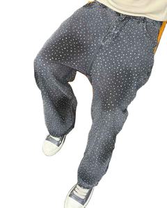 Una fusión perfecta de textura vaquera resistente y el deslumbrante lujo de cristal combinados en nuestro último pantalón vaquero con pedrería. - Product Image 4