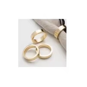 Rond de serviette en laiton circulaire massif disponible pour la vaisselle et la vaisselle Décor de table en matériau de luxe de style moderne disponible - Product Image 1