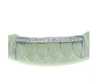 Bijoux de dents de Moissanite Grillz personnalisé en diamant de luxe à forte demande pour les artistes Hip Hop Fans de mode Fourniture en gros disponible - Product Image 1