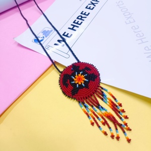 Collier artisanal en perles avec pendentif circulaire vibrant et franges multicolores, une célébration de l'heritage et du design artisanal - Product Image 4