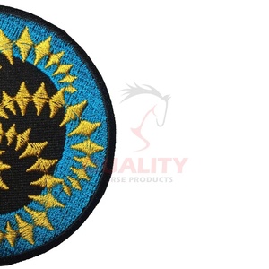 Insignes et patchs brodés élégants sur mesure Service OEM ODM insignes de broderie complets de logo personnalisé faits à la main - Product Image 2