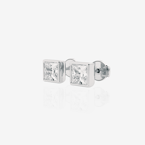 Boucles d'oreilles clous en or 18 carats certifiées avec diamant de laboratoire taille princesse serti clos pour princesses et fashionistas - Product Image 4