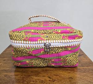 Sac fourre-tout matelassé grande capacité pour femme, pochette de voyage à imprimé bloc pour maquillage, articles de toilette et articles de beauté - Product Image 4