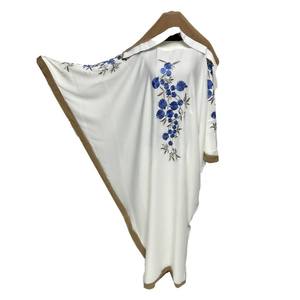 Robe longue Farasha en crêpe de satin brodée classique et élégante, faite à la main, col haut, abaya pour femmes, pour les fêtes - Product Image 4