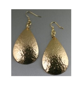 Pendientes de oro de metal de estilo tribal artístico con diseños únicos con detalles hechos a mano y hermosos acabados rústicos - Product Image 4