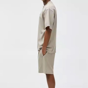 Ensemble de survêtement décontracté d'hiver de haute qualité en polyester et nylon, t-shirt à col en V à manches courtes en satin pour homme et short, séchage rapide - Product Image 4