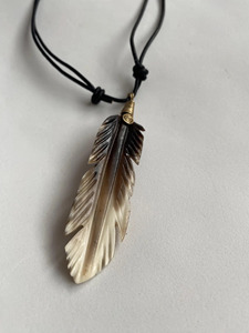 Collier Hippie Fait Main en Plumes avec Corne - Product Image 2