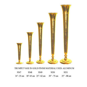 Vase en métal texturé, conçu pour des présentations botaniques chics et un style de décoration intérieure luxueux - Product Image 5