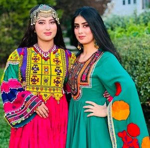 Salwar Kameez en soie élégante personnalisée du fabricant Robe afghane traditionnelle pour femmes et filles 615 pièces en vente - Product Image 1