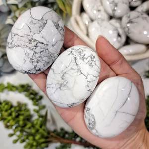 Pierre de paume en howlite polie naturelle en gros, style fée, forme ovale, pierre de Feng Shui pour la guérison et la décoration de la maison - Product Image 1