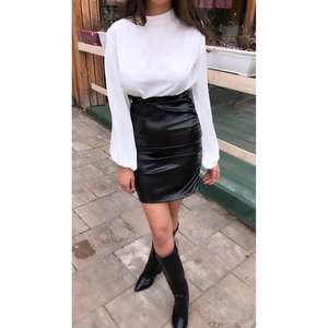 Robes en satin blanc effet cuir, col montant, élément de mode simple, taille naturelle, vente en gros - Product Image 1