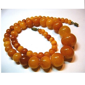 Collier MICCI Fashion en acier inoxydable plaqué or 18 carats, sans ternissement, avec pierre naturelle rouge vintage et résine délicate pour femmes - Product Image 1