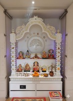 Mandir en bois de teck sculpté à la main, style paon, aspect marbre, élégant et moderne, armoire de prière blanche de qualité supérieure, dôme, taille personnalisée