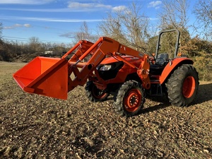 Kubota M7060 Traktor mit Front- und Rücklader