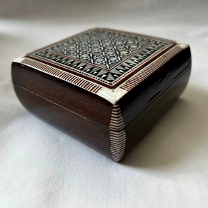 Caja de Almacenamiento de Joyas de Madera Hecha a Mano de Alta Gama con Incrustaciones de Nácar, Elegante Organizador para Accesorios de Joyería y Uso como Regalo - Product Image 1