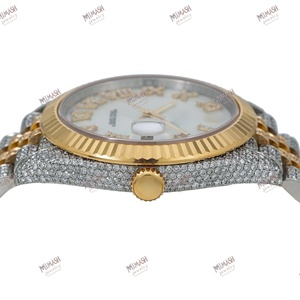 Reloj de diamantes de moissanita de dos tonos, esfera de nácar, números romanos dorados, pantalla de fecha, caja y pulsera helada - Product Image 4
