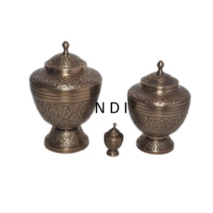 Urnes de crémation en laiton de qualité supérieure Finition en bronze antique Cendres pour adultes Mémorial funéraire Cendres pour adultes Urnes de crémation - Product Image 2