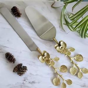 Ensemble de serveurs à gâteaux en laiton élégant design de poignée en boucle à défilement orné ustensile de mariage ou de fête en or de luxe - Product Image 5