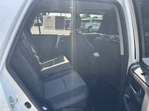 Usado 2022 T * oyota 4Runner SR5 Premium - Product Image 5