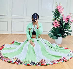 Rehaussez votre style Navratri : Exquise broderie Gamthi, Lehenga Choli en rayonne au design complexe, veste en jean à séchage rapide – Tous les modèles. - Product Image 4