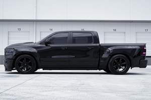 Certifié soigneusement utilisé 2023 R a m 1500 Laramie Night Edition 4x4 - Product Image 4