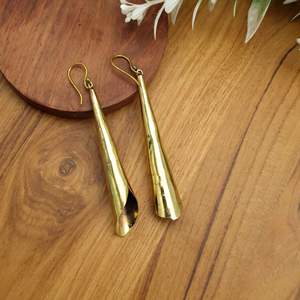 Pendiente de joyería de estilo Boho Huggies de latón Vintage para ella, pendientes Boho de declaración inspirados en la naturaleza, hechos a mano ligeros - Product Image 1