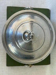 Cacerola de Metal con Acabado Plateado y Diseño Martillado Premium con Tapa de Perilla de Anillo para Uso en Comidas Tradicionales y Presentación en Mesa - Product Image 3