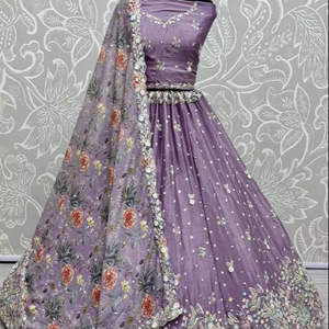 Lehenga choli ออกแบบอย่างมีน้ำหนักปักลายแฟนซีสำหรับงานเลี้ยงในงานแต่งงานในฤดูหนาว - Product Image 1