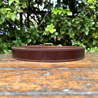 Sabuk Kulit Kerbau Coklat Vintage Berlubang dengan Gesper Persegi Paduan Seng Lebar 40mm Pola Geometris Tahan Lama Gaya Kasual Hip Hop