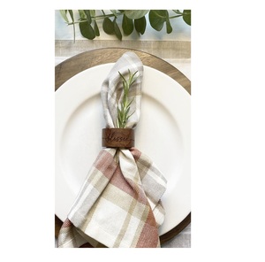 Anneau de serviette en bois écologique avec accent en laiton, design personnalisable, décoration de table moderne de luxe pour mariage et fête - Product Image 1