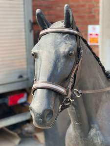 Brida de cuero en la mano Hebillas de latón Presentación elegante con riendas Marrón Negro 4 Tamaño Brida de caballo de cuero genuino de alta calidad - Product Image 6