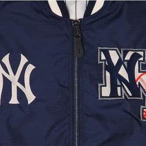 เสื้อแจ็คเก็ตหนังผู้ชายผ้าขนแกะปักโลโก้ได้ตามต้องการ - Product Image 3