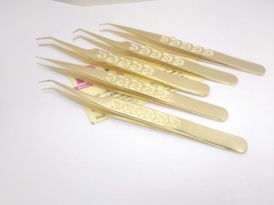 Pinzas de pestañas con mango de diseño de mariposa de 45 grados chapadas en oro Pinzas de extensión de pestañas de acero inoxidable con logotipo personalizado profesional - Product Image 3