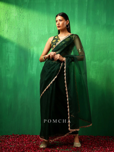 ADAA IDIKA Saree élégant en organza vert émeraude avec bordure ornée et chemisier non cousu pour tenue de fête et look de mariage - Product Image 4