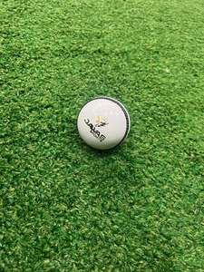 Pelota de cricket cosida a mano internacional 5.5onz blanca de cuero curtido de aluminio genuino - Product Image 2