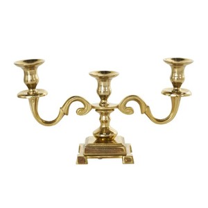 El candelabro enrollado de aluminio dorado es un accesorio de iluminación decorativo Diseñado para sostener velas hechas de aluminio dorado y características - Product Image 2