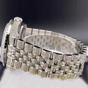 Montres à cadran en acier inoxydable glacé avec diamants naturels pour hommes, conçues sur mesure et à la demande, montre de l'Inde disponible à la vente - Product Image 2